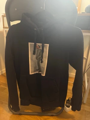 TheCoolElephant hoodie  - Hoodie från the cool elephant, aldrig använt. Coolt tryck me nån gubbe på
