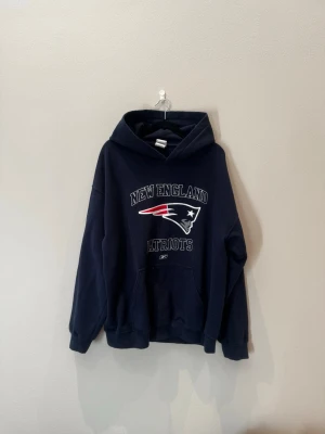 Mörkblå New England Patriots hoodie - Säljer en snygg o vintage hoodie med nfl laget paitriots på✌️ vid frågor eller funderingar är det bara att höra av sig😁