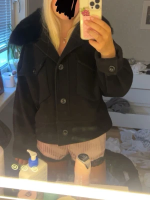 Meotine jacka - Kappan har tecken på användning men blivit väl omhändertagen. Den har inga defekter. Den funkar som höst och vinterjacka. Hör av er vid funderingar!💕