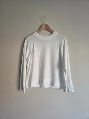 🤍Klassisk vit stickad tröja från KappAhl🤍 - En enkel och stilren stickad tröja i en fin vit nyans som passar perfekt som basplagg till höstens och vinterns outfits 🍂✨  Tröjan har en mjuk och mysig känsla och är lätt att matcha med både jeans, kjol eller kostymbyxor. Ett tidlöst plagg som passar lika bra till vardags som till en mer uppklädd look.  🤍 Märke: KappAhl  🤍 Storlek: S  🤍 Färg: Vit  🤍 Skick: Fint använt skick. Den har fått noppor efter användning, framför allt över materialet, men är fortfarande fin och fullt användbar. 🤍