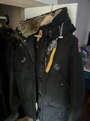 Parajumper  - Snygg svart parkas från Parajumpers Strl M och Går och prata om priset Snabb affär blir det billigare 