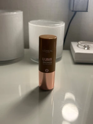 Loreal Paris Lumi Bronze Le Stick 130   - Loreal Paris Lumi Bronze Le Stick Soleil Bronzerstick 130 Sunset Dore. Superfint bronzerstick som endast har testats lite på handen men den var tyvärr för mörk på mig! (Har inte använts i ansiktet!) Ny pris: 189kr