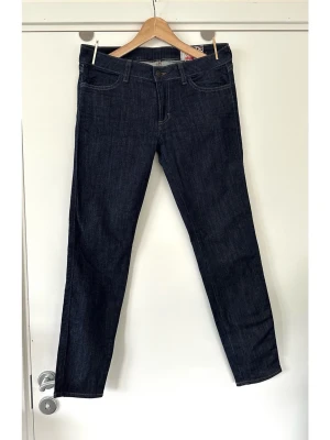 SIWY - Mörkblå raka jeans - storlek M / 30” - Superfina mörkblå jeans från SIWY i storlek M / W30”. Klassisk femficksmodell med raka ben och normalhög midja. Bakfickorna är prydda med en unik präglad och bröderad mönster-detalj. Gylfen stängs med dragkedja och knapp. 98% bomull, 2% elastan, så bra robust denim som andas, med lite diskret stretch för bästa passform. Nypris 1600:-. Mycket gott skick (använda 2 gånger), som nya!