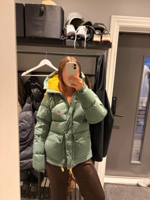 Grön dunjacka från Fjällräven - Sällsynt vinterjacka från Fjällräven, färgen finns inte att köpa längre. Jackan är köpt för två vintrar sen men är varsamt använd och inga märken finns. Priset kan såklart diskuteras!!🫶🏻