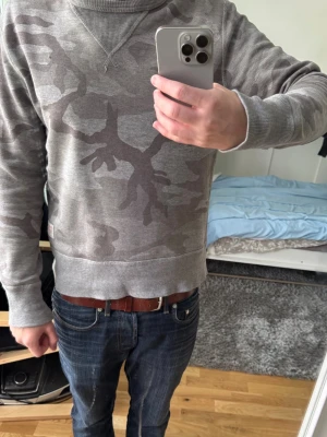 Grå camo stickad tröja Ralph Lauren - Säljer en grå Ralph lauren tröja i fett camo mönster. Tröjan är i bra skick och har riktigt snyggt camo mönster. Passar S och xs