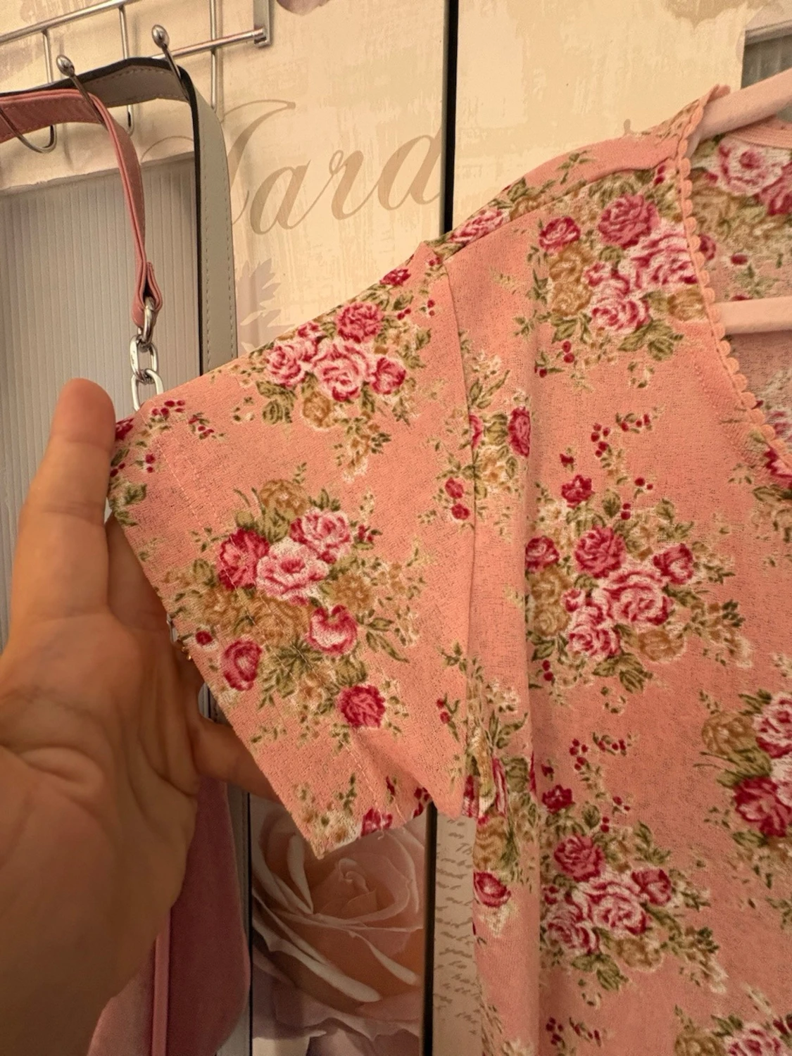 Blommig rosa topp med v-ringning - 1
