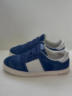 Valentino Flycrew - | Valentino Flycrew Royal Blue | | Mycket bra skick | Storlek: 41 1/2 passar 42 | Nypris: ≈ 8000 kr | Mitt pris: 2999 kr, pris kan diskuteras. | Ingår: två dustbags | Fraktar via PostNord eller InstaBox på köparens bekostnad | Pris kan diskuteras vid snabb affär! 