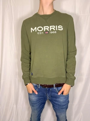 Morris Tröja - En snygg Morris tröja till hösten i väldigt bra skick. Modellen på bilden är 180cm, 64kg