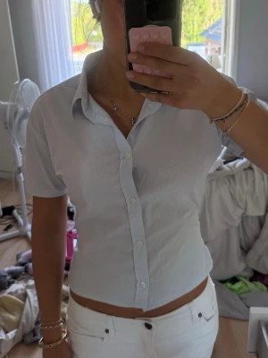 Ljusblå kortärmad skjorta med knappar - Ljusblå, randig skort-blus som jag har figursytt själv! Vädligt skön men tyvärr lite liten för mig 💕💕 passar xs-s 