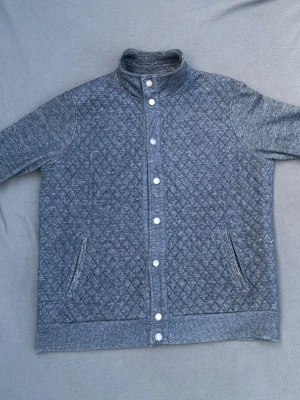 Unik kofta / cardigan - Snygg unik kofta / cardigan. Storlek XXL, sitter som M. Fint skick.