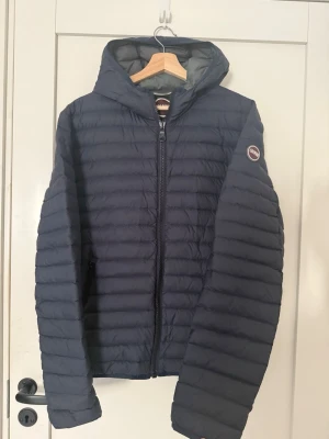 Colmar Dunjacka Navy Blue  - En riktigt schysst dunjacka från colmar som är otroligt bra skick! Perfekt inför hösten men den håller även värmen senare in på säsongen. Storlek 54 vilket motsvarar Medium ungefär. Inga skador eller defekter.