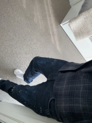 Jeans med slitningar - Ett par mörkblåa lee jeans med slitningar på framsida som är i storlek: L32 W31. Dem är ganska raka men skulle säga att de passar den runt 170-183 cm ungefär. Pris kan diskuteras