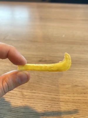 Unik pommes frites formad som Nike loggan - Säljer en ovanlig pommes frites som har formen av en Nike logga  eller krok. Den är gyllengul och krispig, perfekt för dig som gillar roliga former på snacks. Passar att visa upp för vänner eller spara som kuriosa.