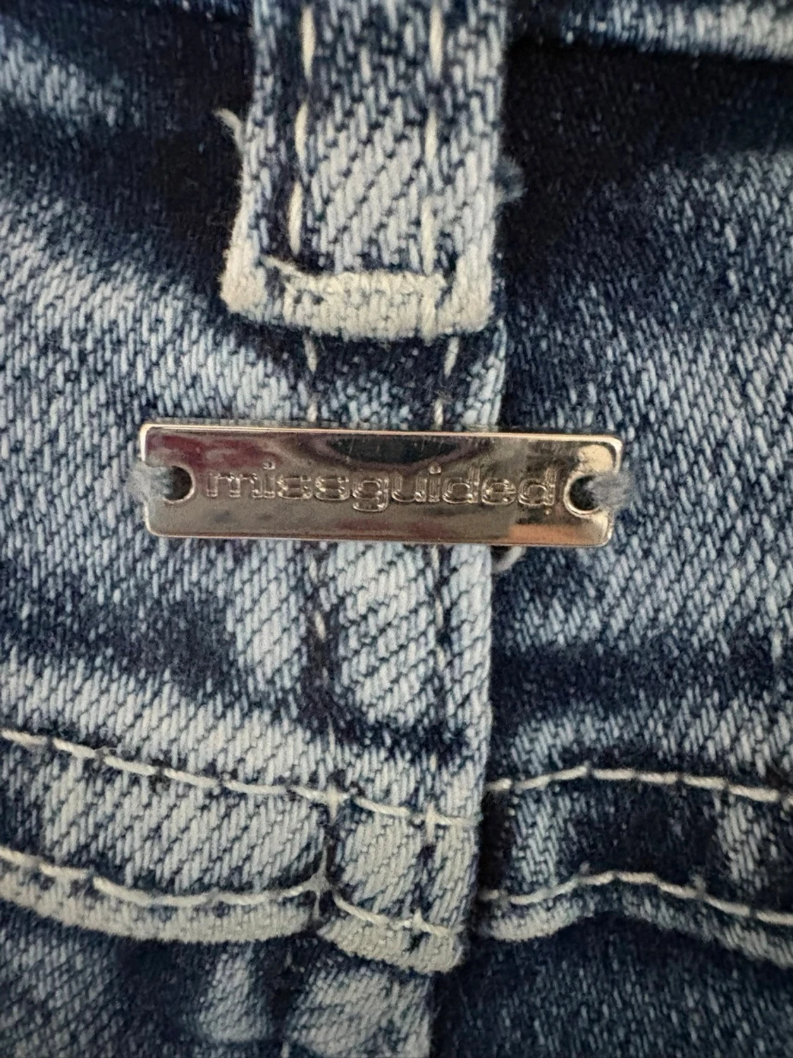 Blå utsvängda jeans med spetsdetalj - 5
