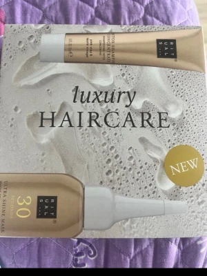 Rituals Luxury Haircare Set - oöppnad behövs inte. Lyxigt hårvårdsset från Rituals med detox shampoo och ultra shine mask. Förpackningen är elegant i beige och guld med svart text. Perfekt för dig som vill ge håret extra glans och vård. 30 ml