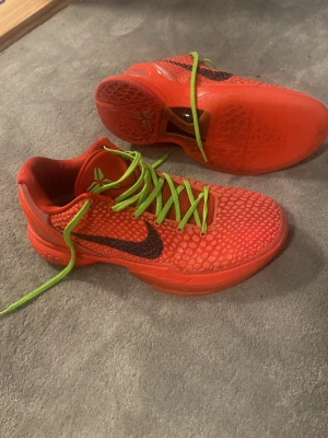 Reverse grinches kobe basketskor - Extremt snygga basketskor följer med låda säljer lite billigt då sulorna är ganska andvända billigare vid snabb affär.