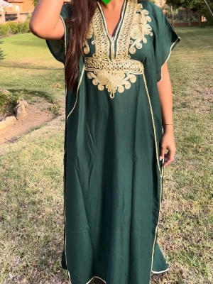 Mörkgrön gandoora💚 - Klänningar är one size och är designade för att passa olika kroppstyper. På insidan finns ett justerbart band i midjan, så att du enkelt kan anpassa passformen🤍 Modellen är 165 cm