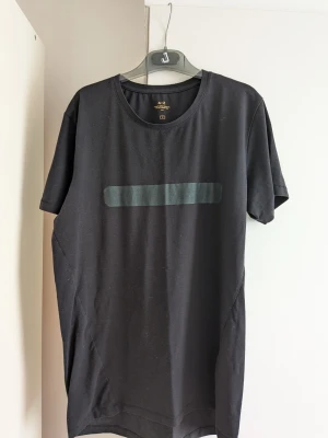 A-Z träningströja  - A-Z träningströja storlek M  Sitter tajt som en slim fit/träningströja 