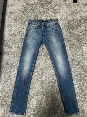 Replay jeans - Super fina Replay jeans  Säljer ett par mörkblåa Replay Grover jeans i storlek 28/32. Eftersom jag har växt ur dom.  Använda endast ett fåtal gånger och är i väldigt fint skick med en snygg fade  Hör av er vid frågor och eller funderingar😊