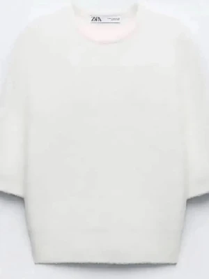 Vit croppad topp från Zara - Säljer en vit croppad topp från Zara med korta ärmar och rund hals. Toppen har en mjuk och fluffig känsla, perfekt till jeans eller kjol. Enkel och stilren design som passar till många olika looks.