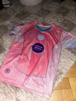 Barca fotbollströja - Fotbollströja barcelona från nike, nmr 10 lamine yamal på ryggen, rosa/blå storlek M snygg