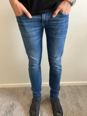 Replay Anbass Jeans - Replay Anbass Jeans i mycket fint skick med inga defekter! Nyaste årsmodellen🙌 mått längd 98 midja 37. Hör av er vid fler frågor🤝