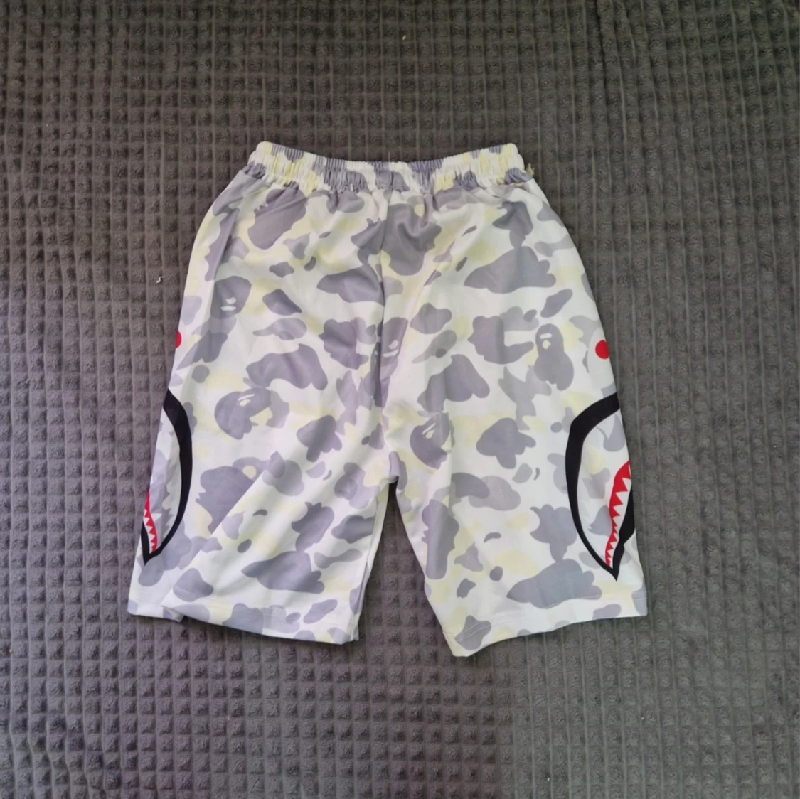 Camo shorts med hajmotiv och snörning - 1