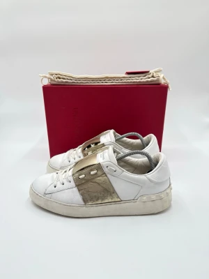 Valentino sneakers  - Hej säljer nu dessa fina valentino open skor  Skick enligt bilder  Postar snabbt och smidigt   Hör av er vid frågor eller funderingar