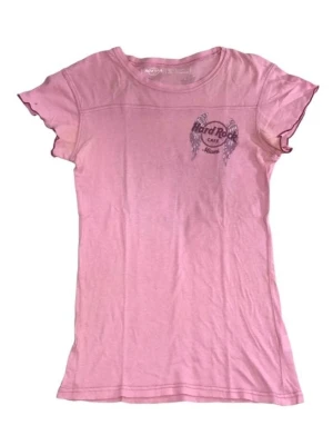 Rosa Hard Rock Cafe Rock Angel t-shirt - Snygg rosa t-shirt från Hard Rock Cafe med tryck på bröstet och stort motiv på ryggen med texten 'Rock Angel', vingar och elgitarr. T-shirten har rund hals och korta ärmar med vågiga kanter. Perfekt för dig som gillar rockig stil.