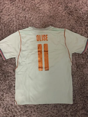 Frankrike andraställ Olise #11 - ljusblå Frankrike matchtröja från Nike med Olise och nummer 11 på ryggen. Tröjan är helt ny i storlek M. 