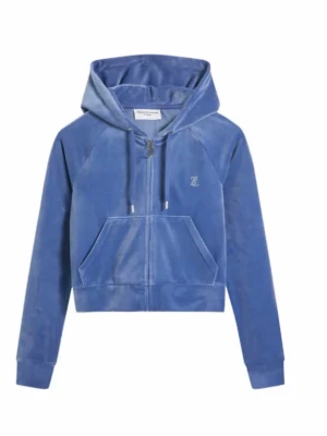 Blå velour hoodie med dragkedja - Snygg blå hoodie i mjuk velour med dragkedja framtill och stor känguruficka. Tröjan har huva med dragsko och ribbade muddar vid ärmar och midja. Liten broderad logga på bröstet ger en clean look. Den är från juice couture och är använd 6-9 gånger. Säljer den av andelning till att den inte passar mig längre. Den är i storlek Xs. Köpte den för 1300kr