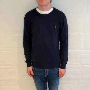 Polo Ralph Lauren Slim Fit Prima Cotton Sweater - Blå stickad tröja i bomull, slim fit, begagnad i mycket gott skick.