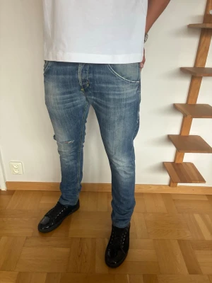 Dondup Sammy jeans  - Dondup Sammy jeans herr| pris:499kr| storlek: 34| skick:6/10| hör av dig vid minsta lilla fundering eller fråga|  Fint skick med en välgjord lagning i skrevet (snyggt lagade). Skicka ett meddelande om ni vill se bilder på defekterna, så ordnar jag det. 