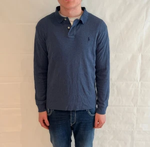 Polo Ralph Lauren Polo Long Sleeve Blue Men's - Marinblå långärmad skjorta i bomull, pre-owned i mycket gott skick.