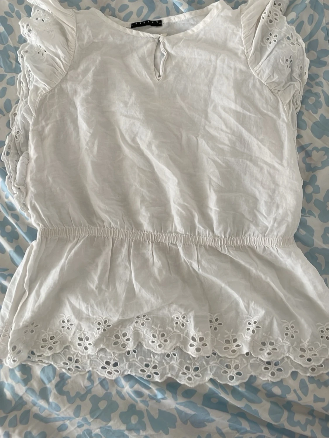 Vit blus med broderade detaljer