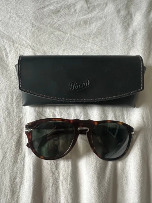 Persol solglasögon brunmelerade - Persol glasögon för bra pris, de funkar bra utom en liten skavank på högersida vid bågen. Kan tänka mig lägre pris vid snabba affär 