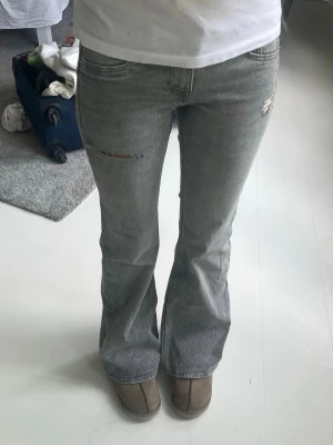 Grå jeans  - Säljer ett par grå jeans med egna slitningar. Säljer eftersom de inte kommer till användning💕