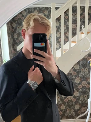 Svart Bläck kavaj - Säljer en svart bläck kavaj. Den har inga defekter eller skador. Väldigt bra till olika tillfällen där man vill se lite extra ut. Jag säljer den då jag har vuxit ur den. Nypris går över 2000. Kontakta mig om ni undrar över något eller är intresserade.