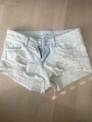 Jeansshorts - Superfina lowwaist jeansshorts från miss Scott ✨ Bra skick men har dock några okända fläckar, men inget som syns supermycket, storlek M men är lite mindre i storleken som typ S/M