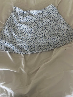 Kjol  - Kjol från H&M i stl. 40 men passar även S och som topp. 