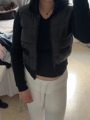 Svart kort dunväst  - Snygg svart dunväst i kort modell . 