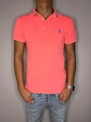Ralph lauren skjorta 👚  - En Ralph lauren skjorta i storlek s väldigt fräsch och snygg. Hör av dig vid funderingar 😁
