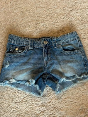 Blå jeansshorts med fransar - Jeansshorts från Gina med bra skick