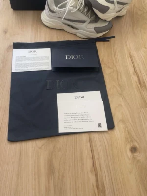 Vita och grå sneakers - Helt nya Skor. Snabbaffär!!!
