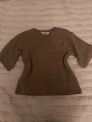  Stickad tröja från H&M - Säljer denna snygga beige stickad tröja från H&M med rund halsringning och halvlånga ärmar. Tröjan är i storlek 134/140 men är stor i storleken och passar mig som har 158/164💕 Öppen för frågor och prisförslag💕💕