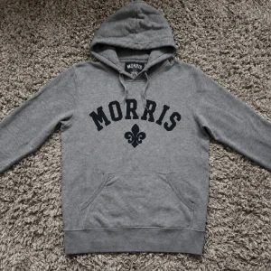 Morris hoodie ~ Vintage - Säljer denna rikigt feta Morris hoodien!⭐️ Storlek : M!🤝Skick : 9,5/10!👍Hör gärna av er om ni har funderingar!🙌