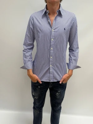 Ralph lauren skjorta  - Snygg Ralph lauren skjorta med goa ränder. Köpte den för 1 år sen på NK i Gbg. Jag är 190 väger 75 kg 