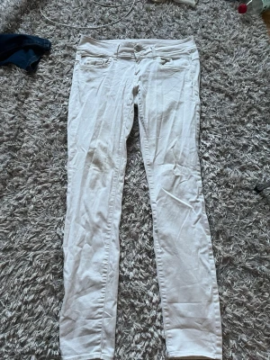 Vita skinny jeans från G-Star RAW - Säljer ett par vita skinny jeans från G-Star RAW. De har klassisk femficksdesign, låg midja och smal passform. Materialet är mjukt och stretchigt för extra komfort. Perfekta till en clean och fräsch look året runt.