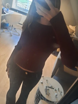 Mörkröd ribbad croppad långärmad topp - Säljer en mörkröd ribbad croppad topp med långa ärmar. Toppen har en tight passform och är perfekt att styla med höga jeans. Materialet känns mjukt och stretchigt, vilket gör den bekväm att bära. Enkel och stilren design utan synliga detaljer. Köpt ifrån gekås, ullared