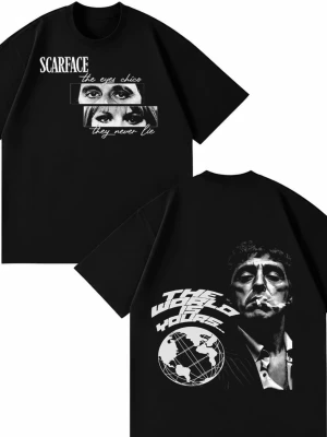 Svart Scarface t-shirt med tryck - Cool svart t-shirt med Scarface-tryck fram och bak. Framsidan har ögonmotiv och texten 'the eyes chico, they never lie'. Baksidan har stort tryck med Tony Montana, jordglob och texten 'The world is yours'. Oversized passform och rund hals.